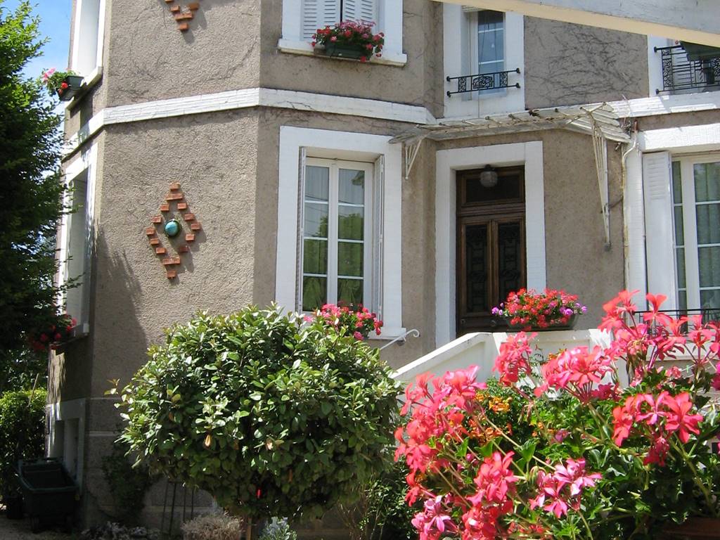 Aux Volets Blancs