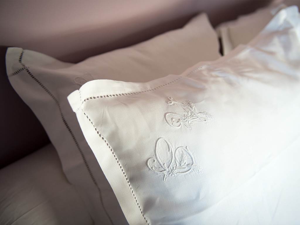 linge-lit-brode-chambre-confort-honfleur-chambres-hotes-calvados