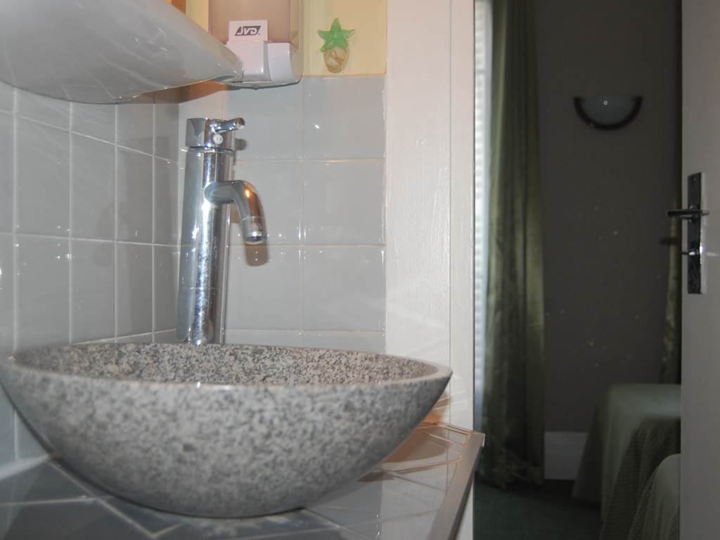 salle de bain côté rue jean bart 75006 paris quartier latin