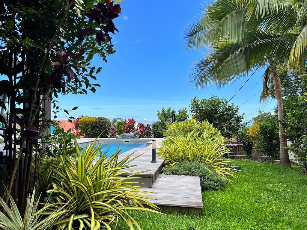 Jardin tropical et piscine au sel chauffée