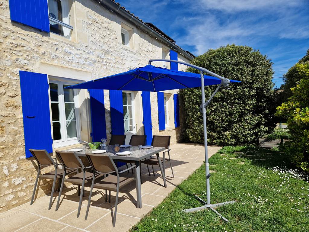 Terrasse et séparation avec gite 4P