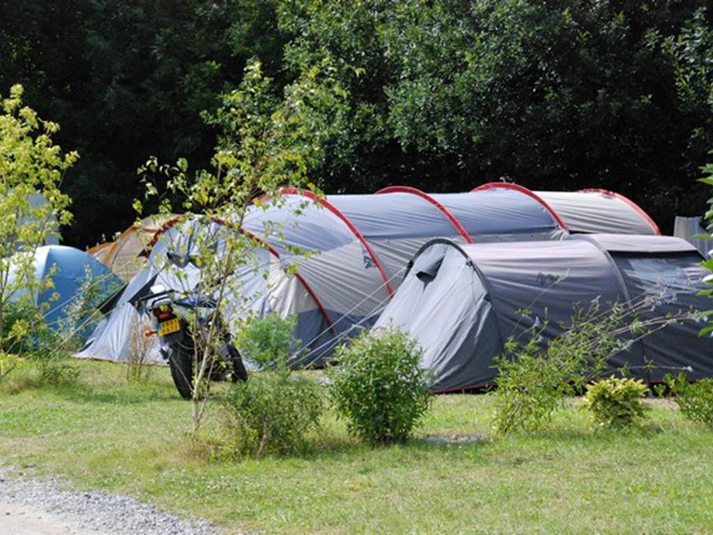Emplacement nu avec tente au Camping LA BLANCHE HERMINE