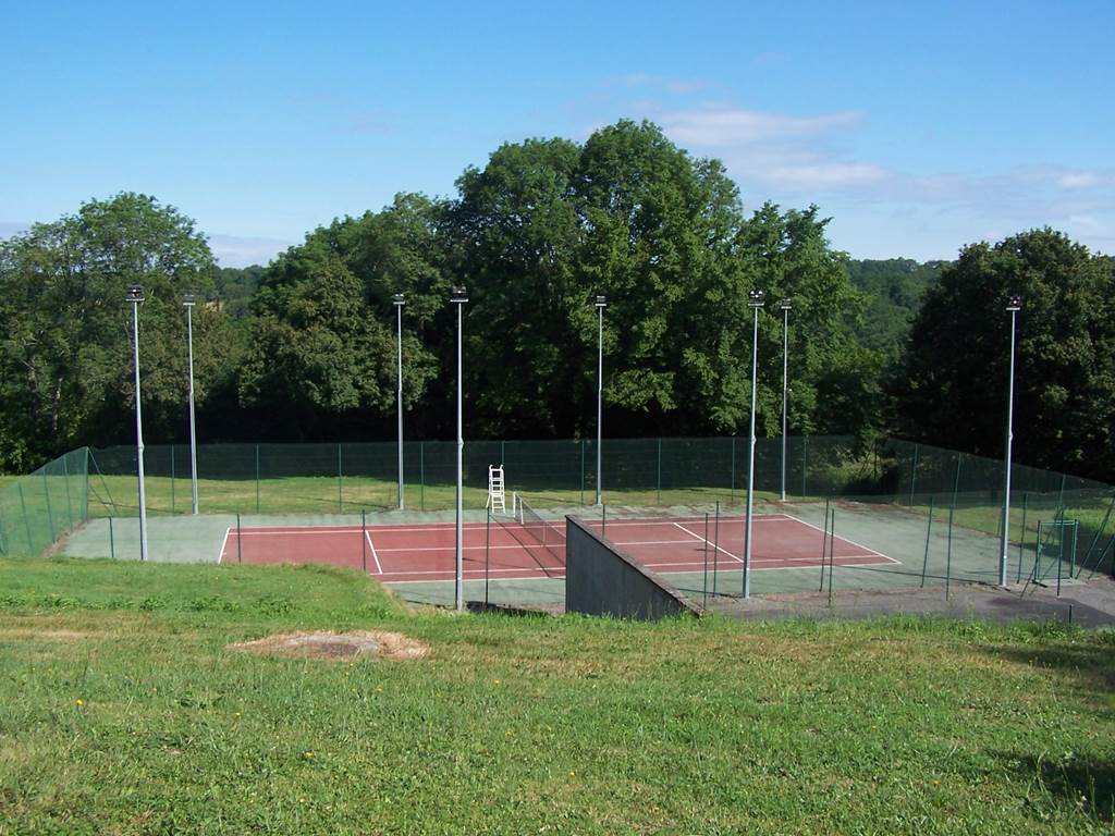 Terrain de tennis proche hameau