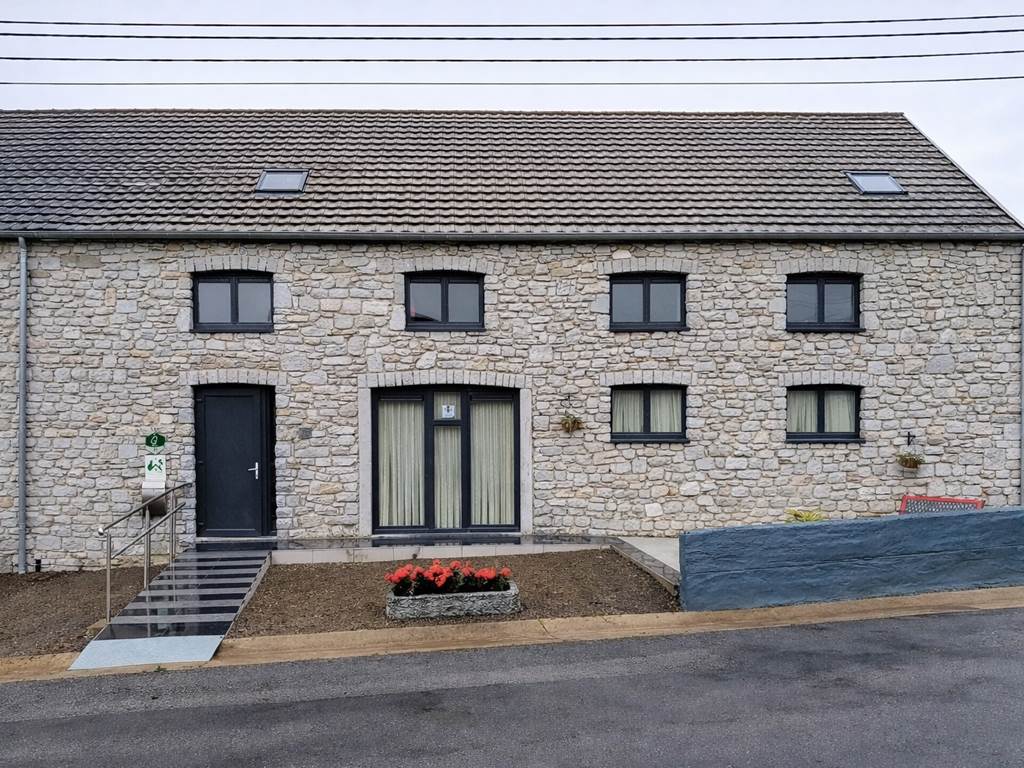 Pour l'instant 1 gîte peut recevoir 14 personnes. Bientôt le gîte voisin sera opérationnel