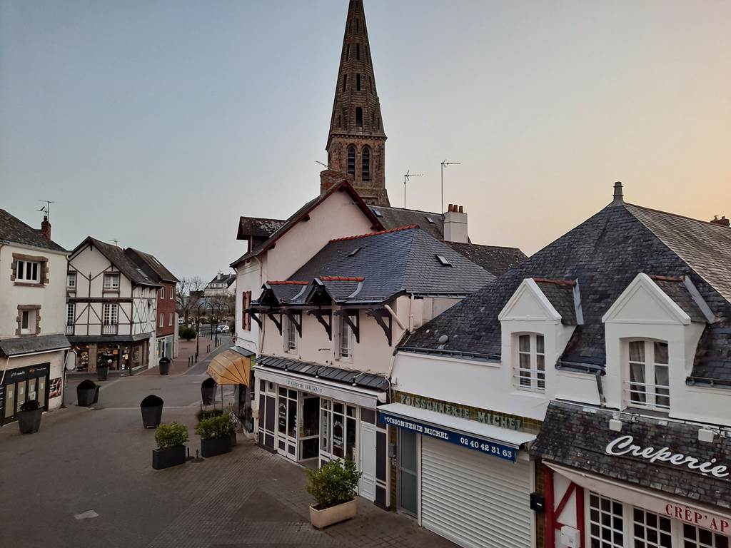 Vue de la rue du Centre depuis l'hôtel