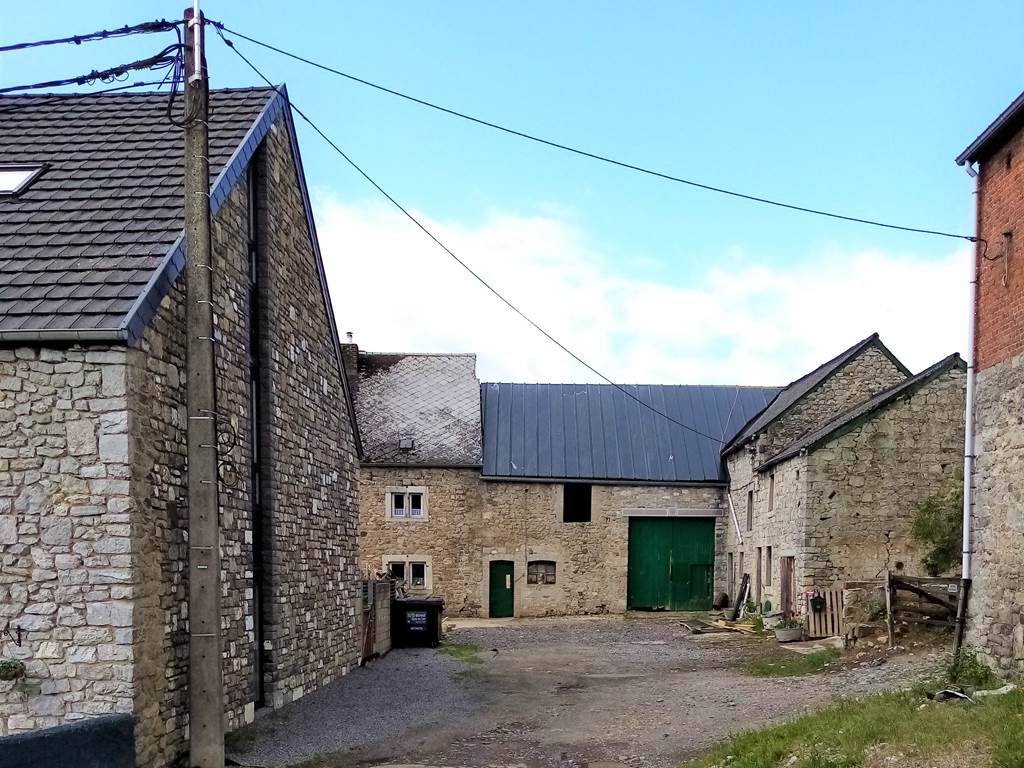 Parking 4 voitures le long du pignon