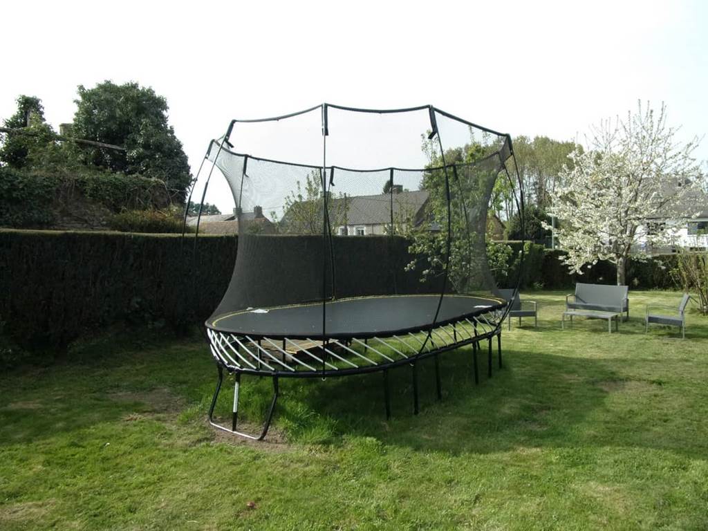 Espace jeux  :  grand trampoline sécurisé