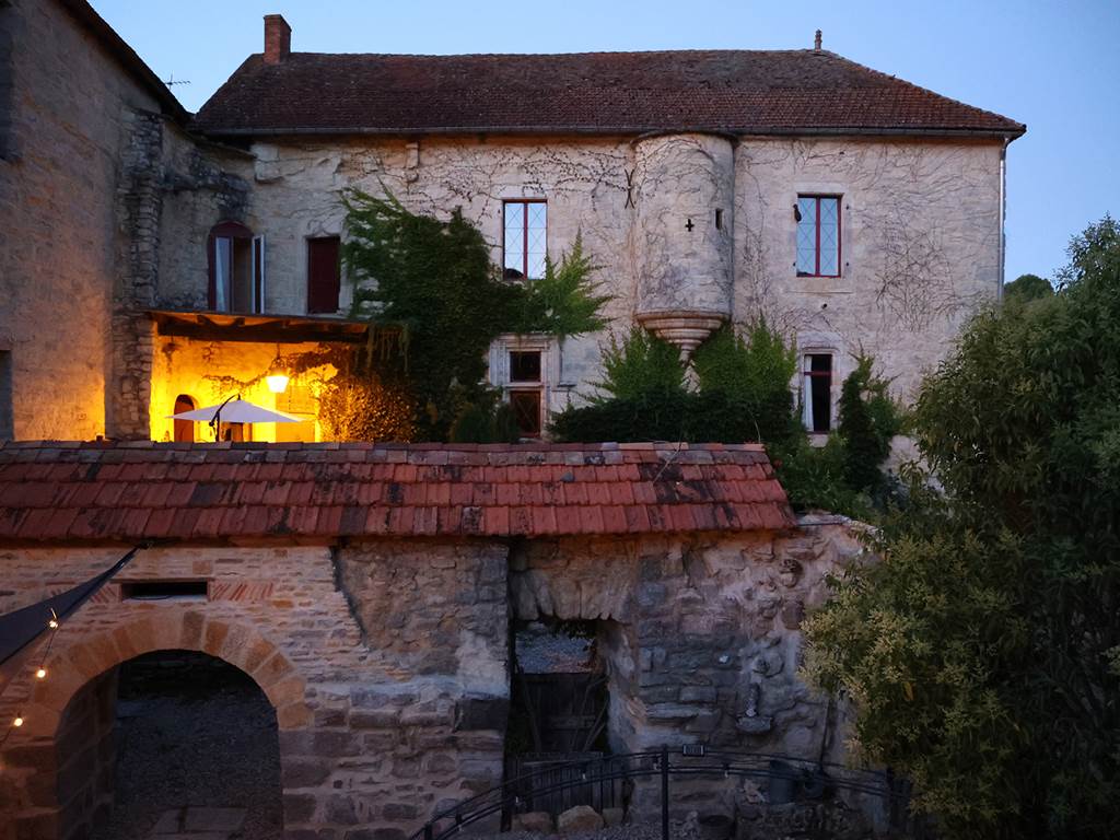 Observation des étoiles au Château de Saint-Chamarand : profitez de la pureté exceptionnelle du Triangle Noir du Quercy pour une nuit magique sous la Voie Lactée.