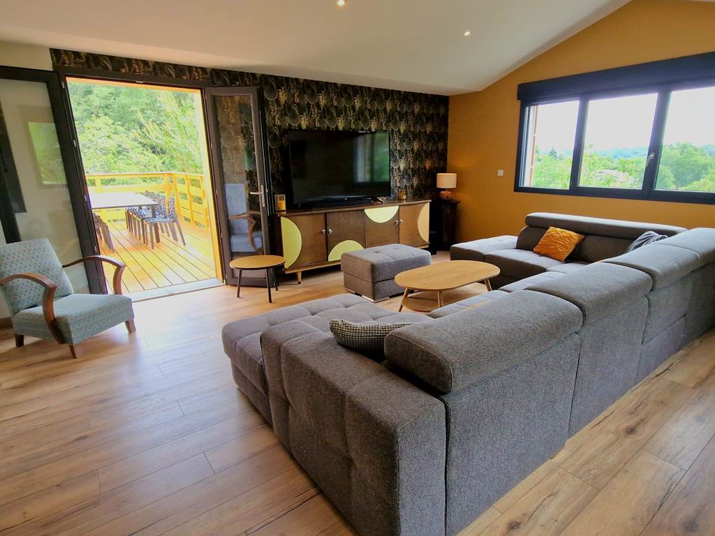 Salon et accès terrasse en bois