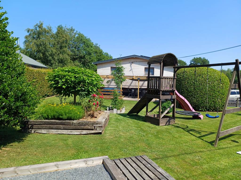 Le chalet du Ménobu et son espace de jeux pour enfants.