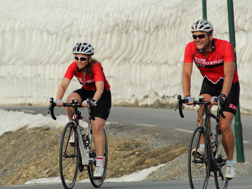 Arrivée au col du Galibier entre les murs de neige au mois de Juin