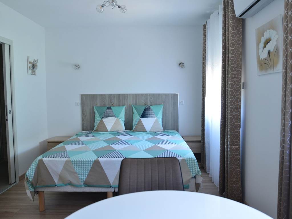 Chambre 2 du gîte Harmonie lit King size 1.80_2.00 petit coin salon et WC