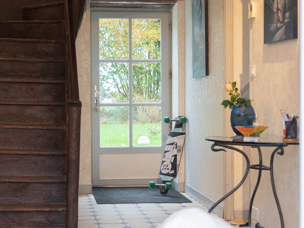 accueil dans l'entrée par notre mascotte - bandb la basse orme