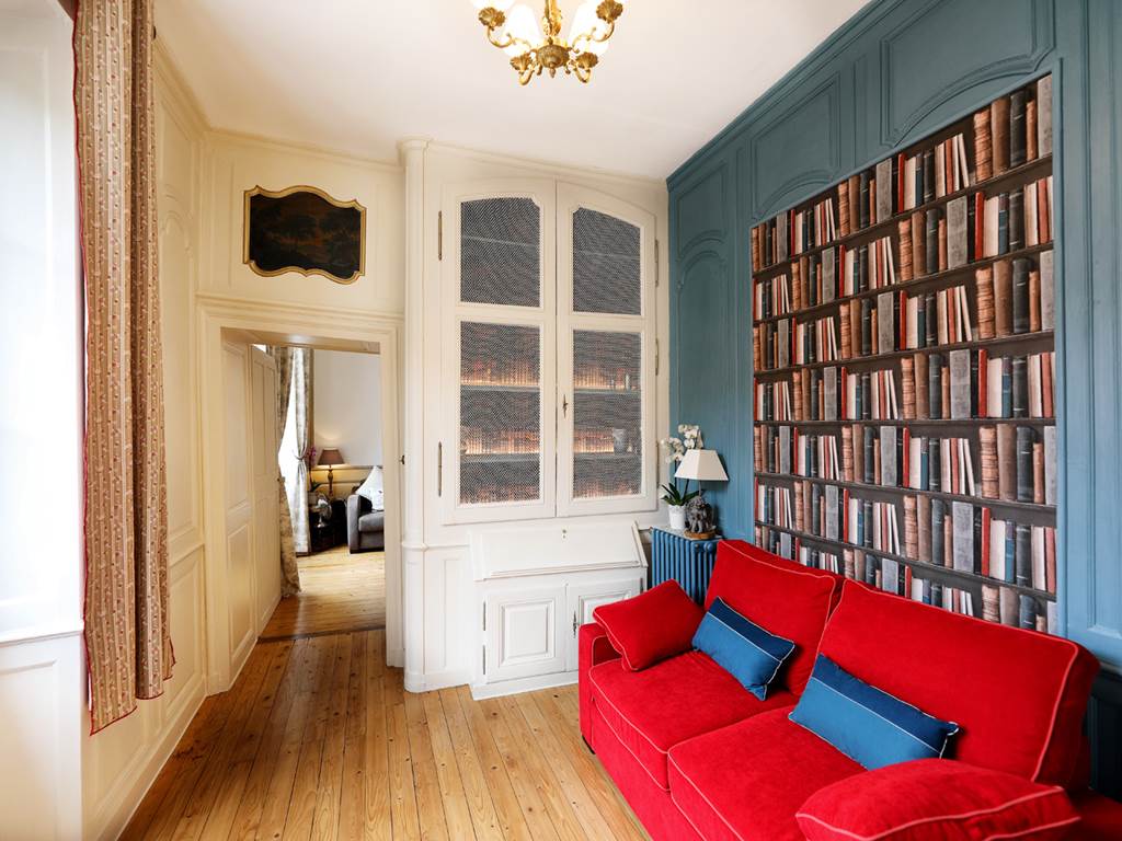 Entrée et bibliothèque du studio
