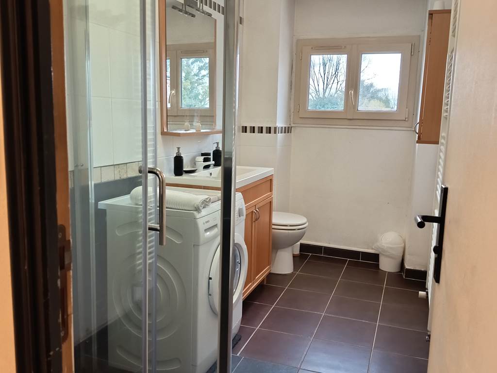 salle de bain moderne avec douche à l'italienne