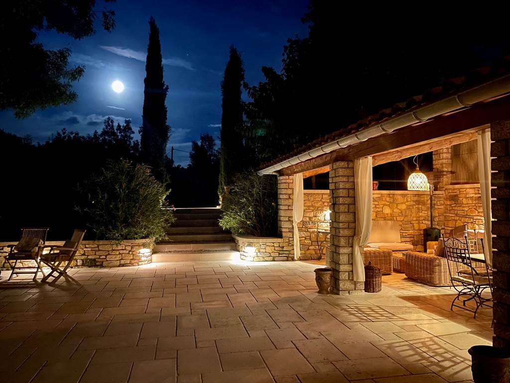 Le patio de nuit de la Serre des Mourgues