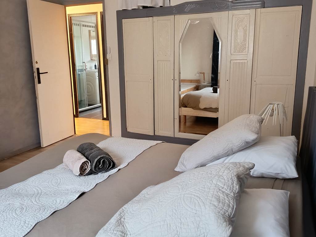 Chambre familiale spacieuse avec  lit double160 et un lit 90  - Chambre n°3  configurable en 3 lits si besoin