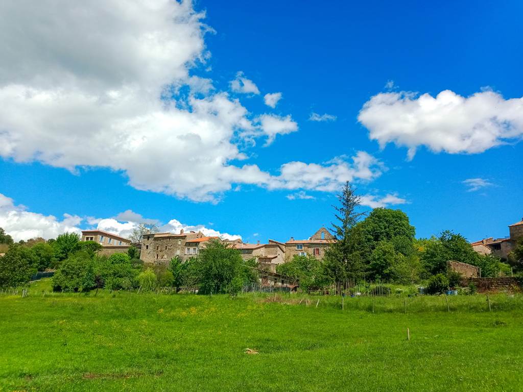 le village classé d'Ailhon, ombre bleue du figuier gîtes et chambres d'hôtes avec piscine, Ardèche