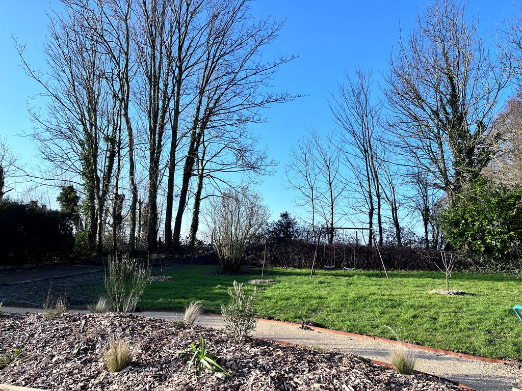 Jardin avec accès PMR ( terrain pétanque partagée)
