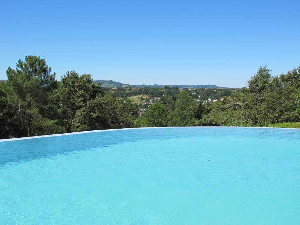 Gîte charme corrèze piscine à débordement