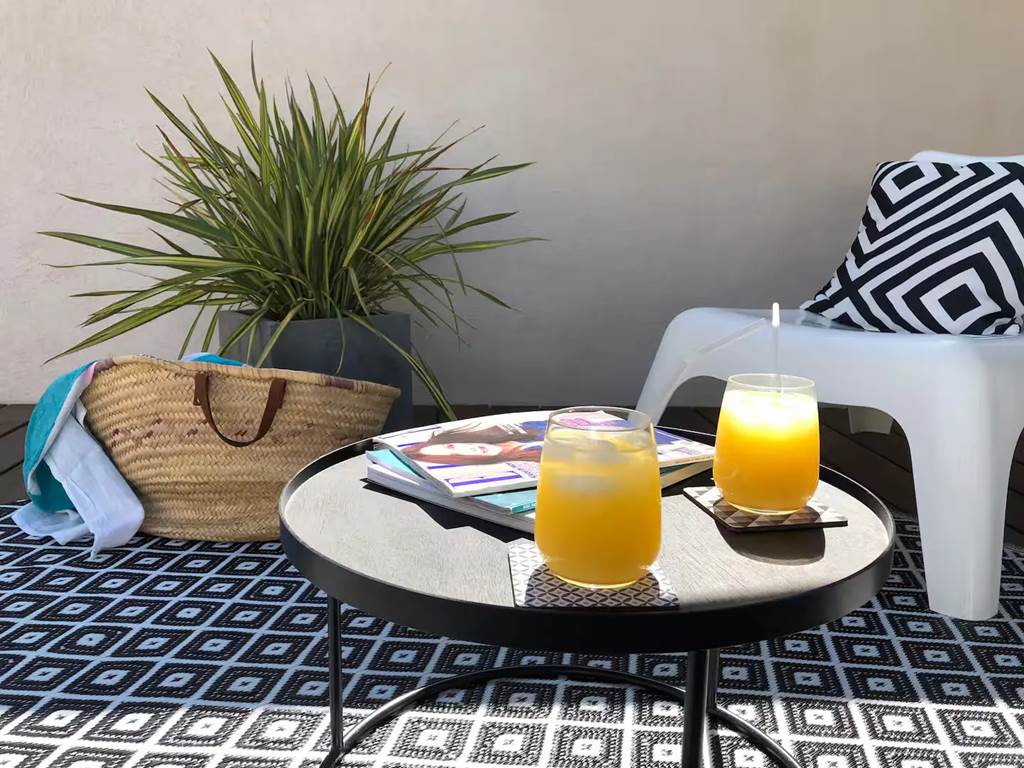 Salon de jardin confortable à l’ombre pour des moments de convivialité en plein air