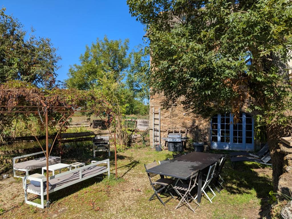 salon-jardin-exterieur-saisonnee-maison-hotes-detente-aveyron.jpg