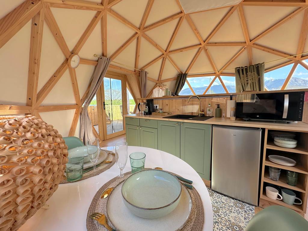 Cuisine aménagée (bouilloire, cafetière SENSEO, micro-ondes et petit-réfrigérateur)