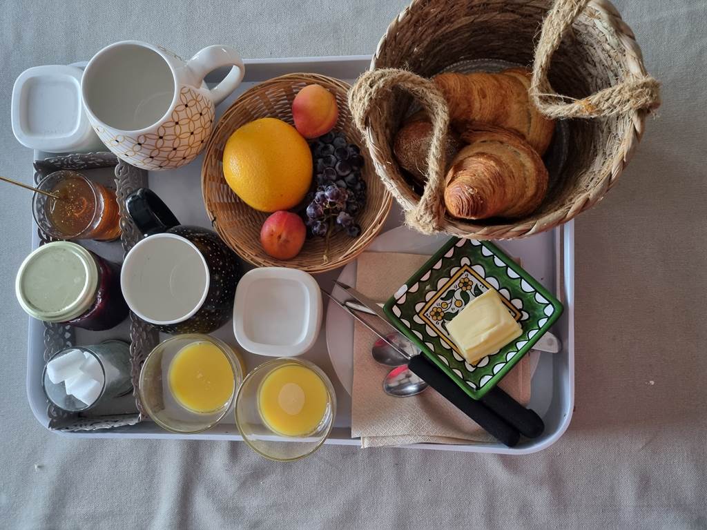 plateau petit déjeuner copieux et délicieux