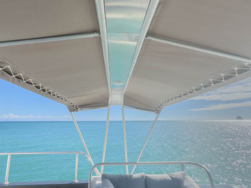 pont-superieur-salon-bain-soleil-vacances-trois-ilets-martinique-anse-mitan