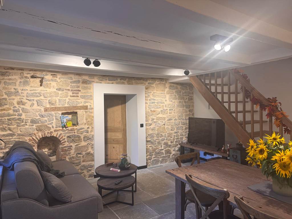 gite-salon-canapé-lit-rustique