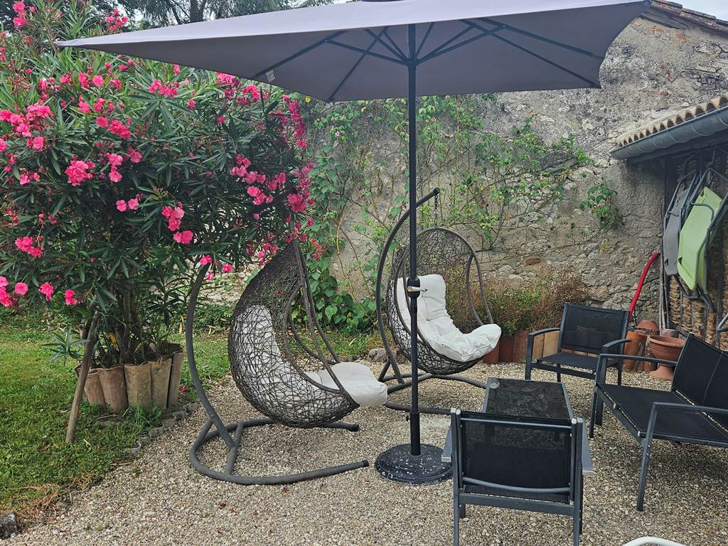 salon-de-jardin-apero-fauteuil-relax-gite-chambres-hotes