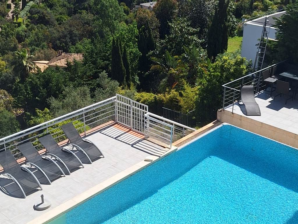 Piscine privée avec vue mer à Cannes
