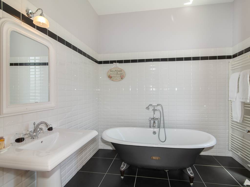 Maison de Jean, chambres d'hôtes de charme en Blaye Côtes de Bordeaux , Château Haut Bourcier , salle de bain/douche