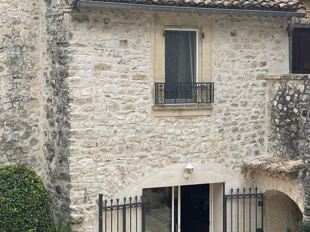 VUE DE L'INTERIEUR TERRASSE DE LA GRANDE MAISON FAMILIALE
