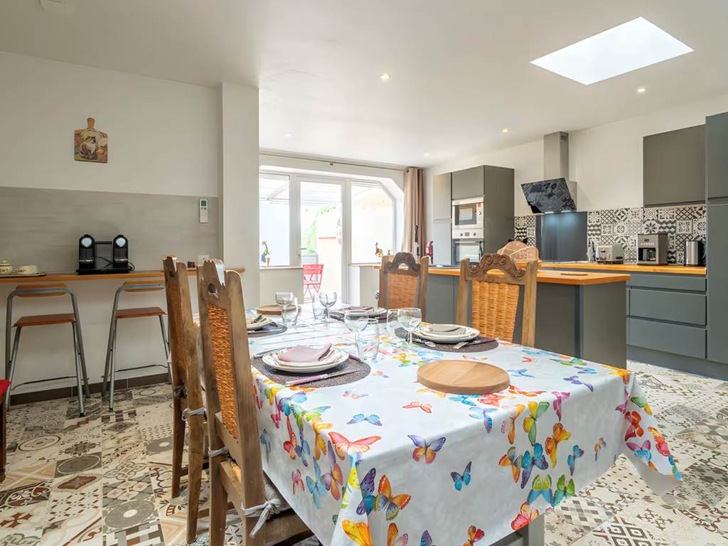 grande-cuisine-equipee-gite-vacances-canal-du-midi