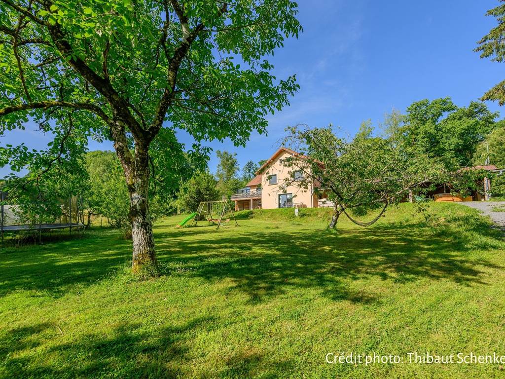 Notre maison d'hôtes située en pleine nature, en bordure de forêt, entourée de bois et de parcs, à 800m du village de Ballay situé à 5 min de Vouziers dans les Ardennes crédit photo: Thibaut Schenkel