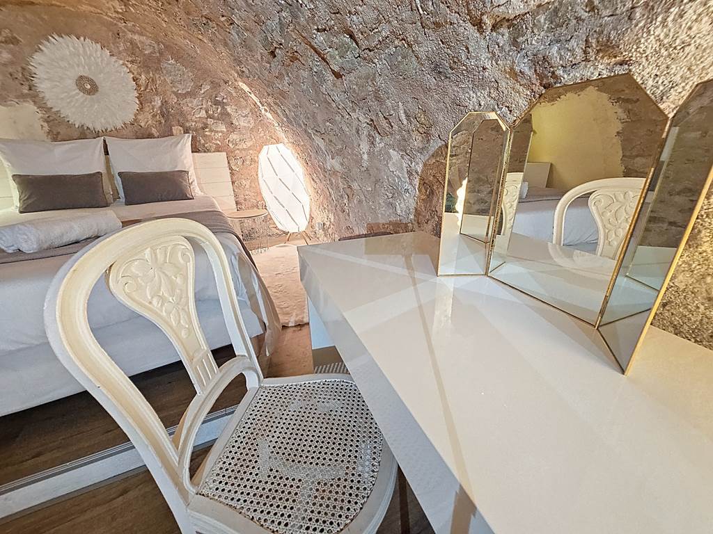 Coiffeuse dans chaque chambre avec miroir