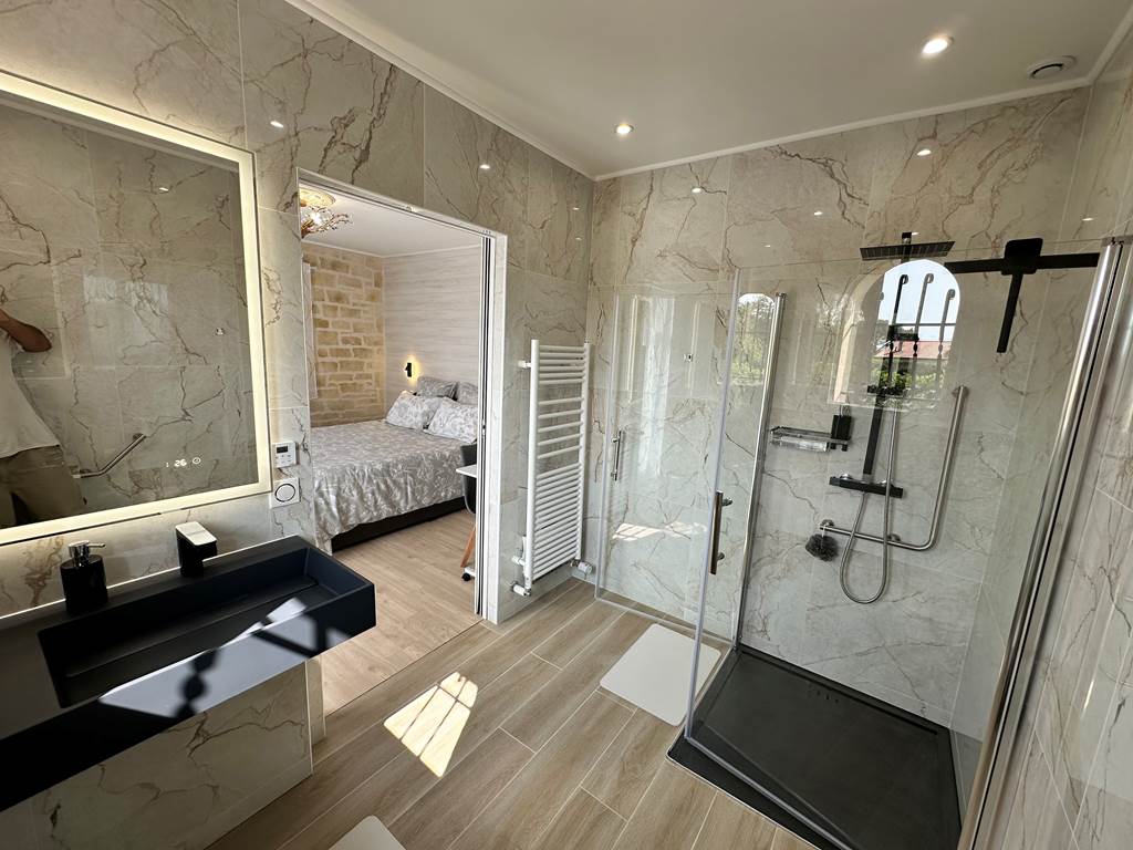 salle-de-bain-raphael-lavabo-douche-pmr_mas-des-anges_soussans-margaux_pmr-handicap_luxueuse