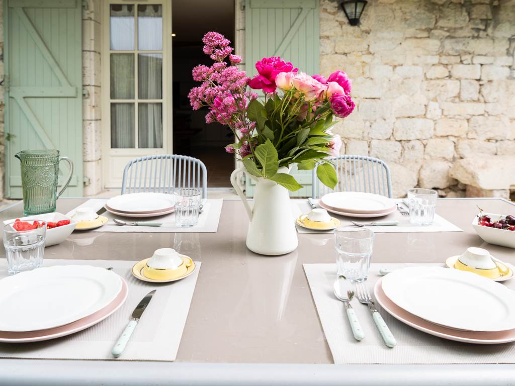 Table extérieure du gîte pour repas en plein air à Belvèze