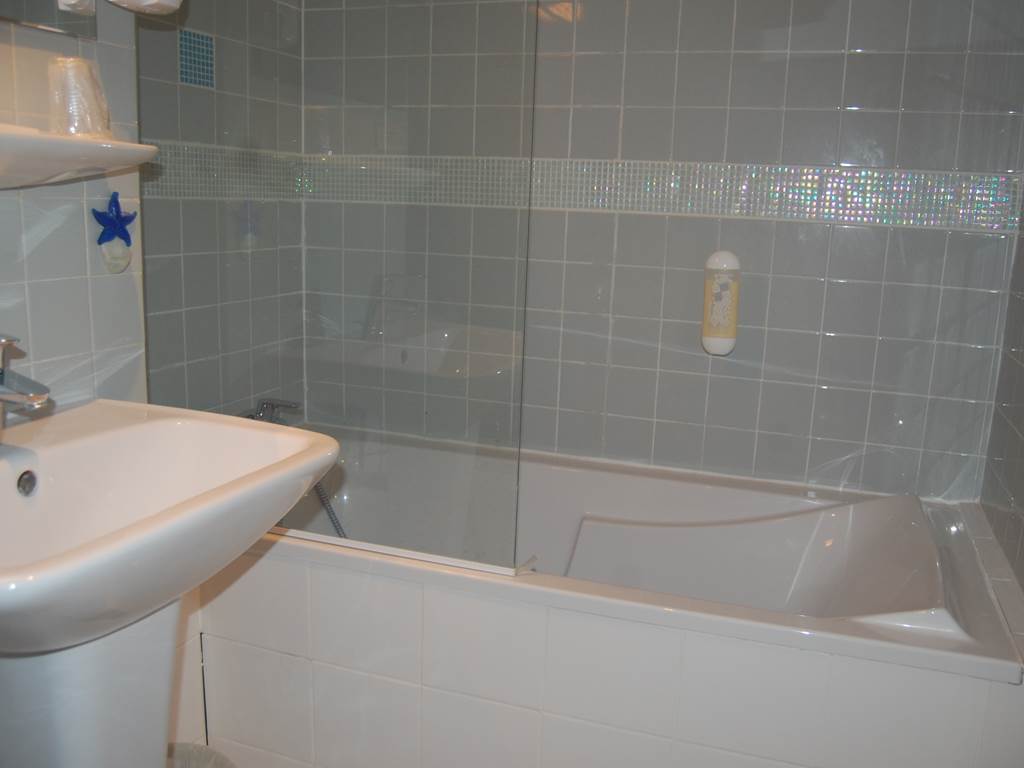 Salle de bain hôtel 2 étoiles Paris6