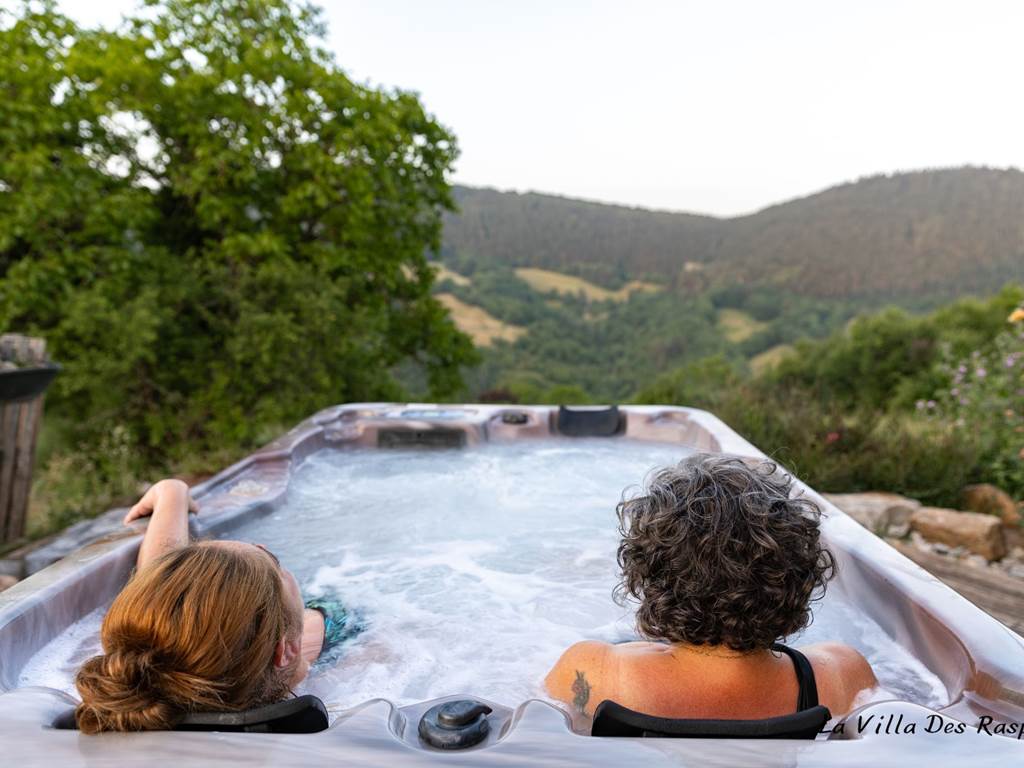 Jacuzzi extérieur privatif entre filles