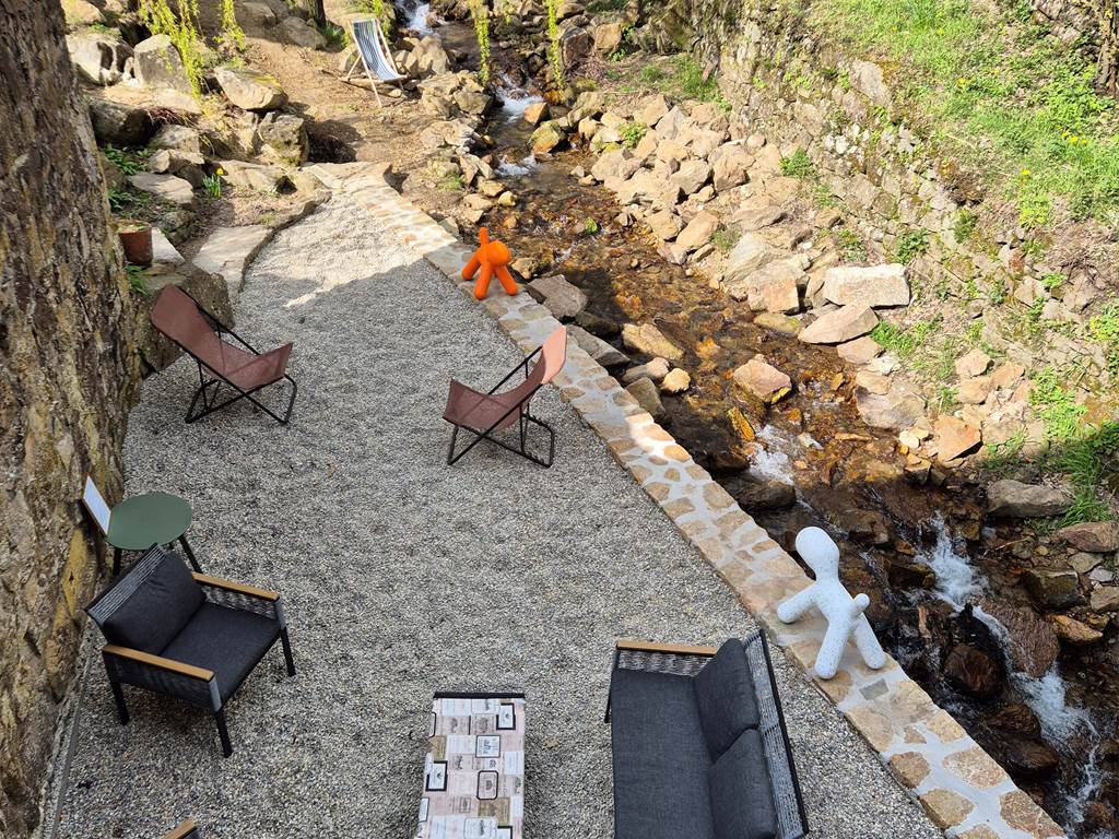 terrasse au bord du ruisseau