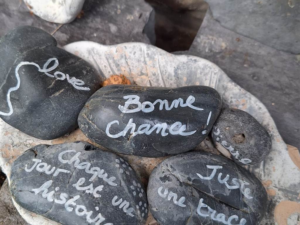 Des mots sur la pierre