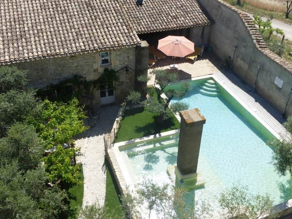 Piscine extérieure entourée de verdure dans un domaine viticole du sud de la France