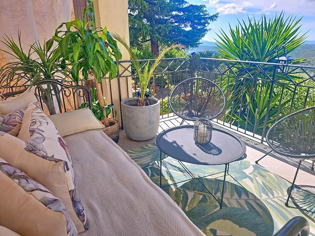 Salon extérieur sur terrasse couverte