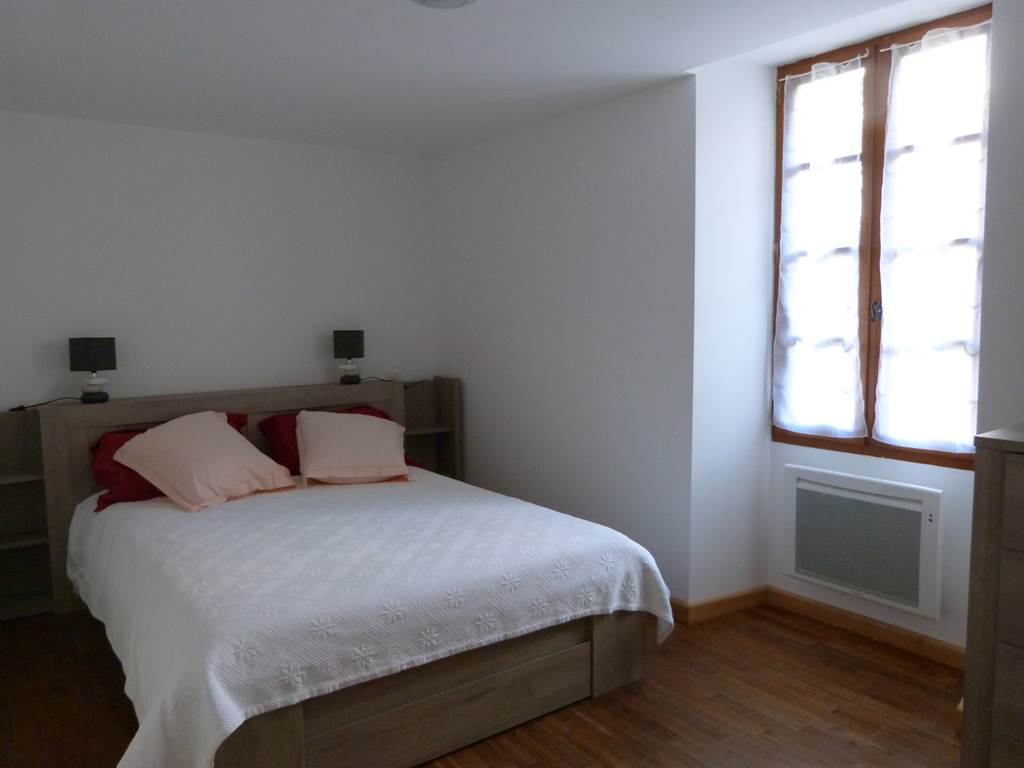 Chambre double rez de chaussée (en semi-étage)