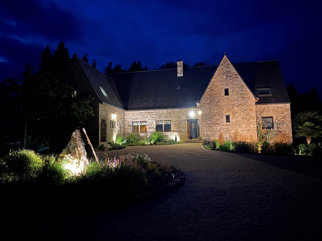 Montloue by night