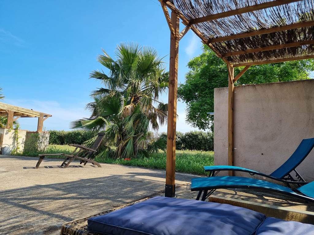 chaises longues au bord de la piscine