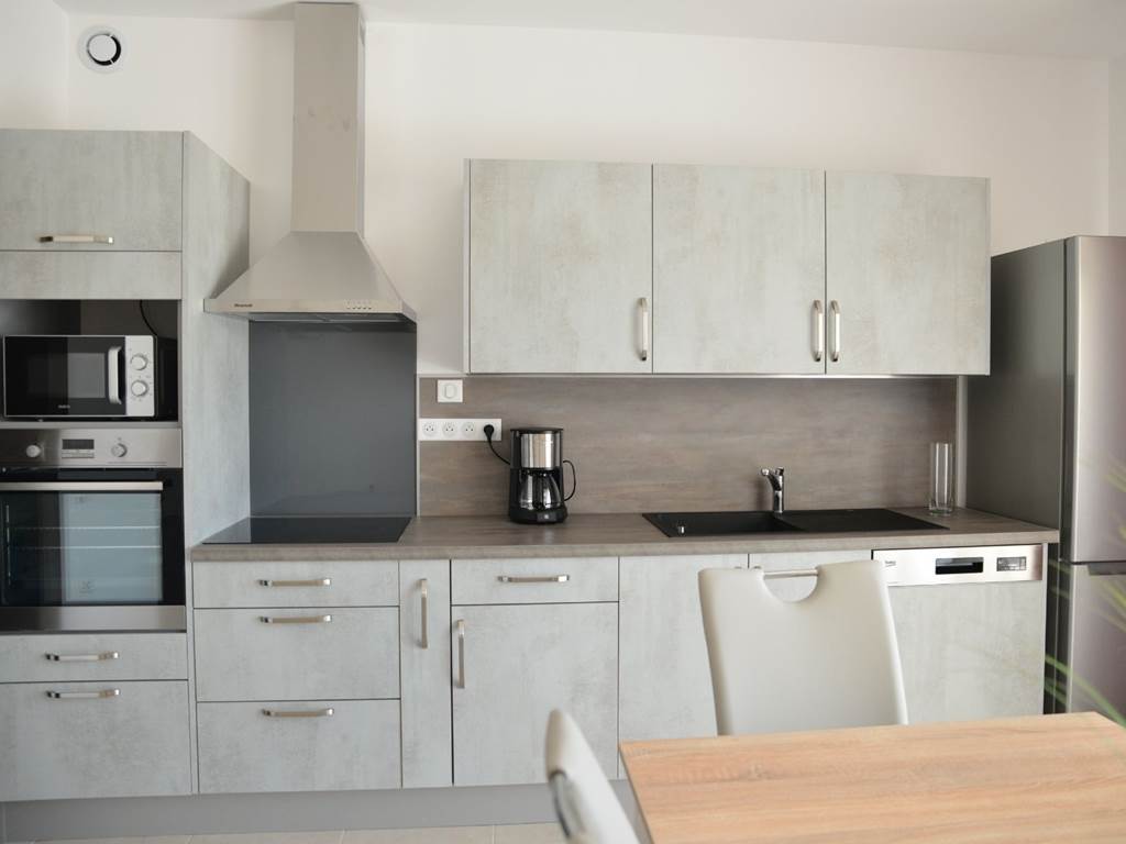 Cuisine toute équipée du gîte Harmonie Four Micro Onde Plaque à Induction Frigo congélateur Grille pain presse jus bouilloire