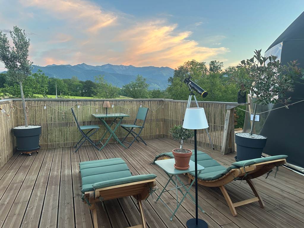 Vue de la terrasse sur le ciel sublimé par le coucher du soleil.